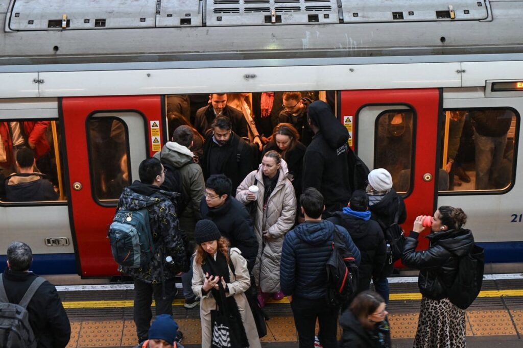 London travel news LIVE: Trespasser sparks Elizabeth line disruption as DLR trains halted