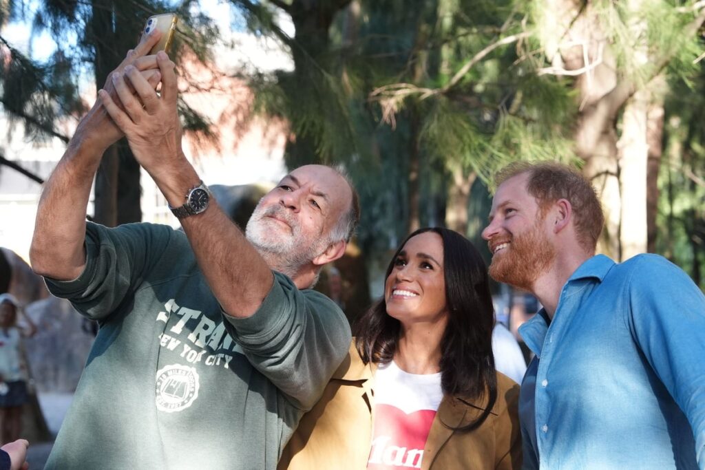 Harry and Meghan join Aboriginal walking tour in Australia