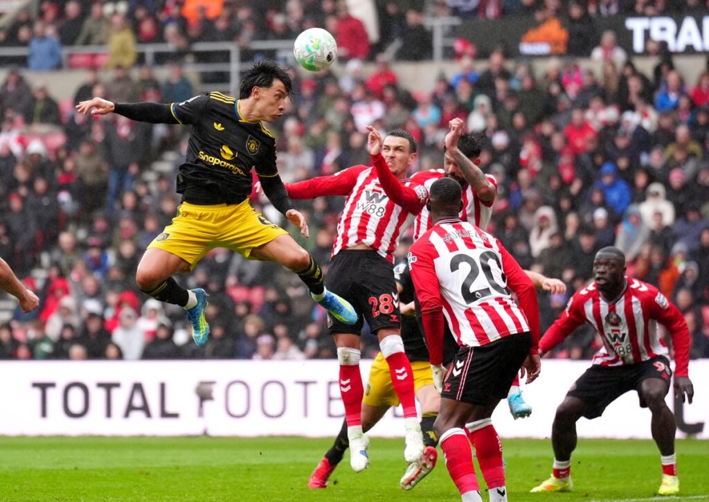 Sunderland vs Manchester United LIVE: Latest score, match stream, goal updates and fan reaction from Premier League