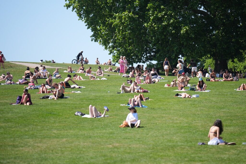 London heatwave LIVE: Hottest May day ever as temperature hits 34.8C