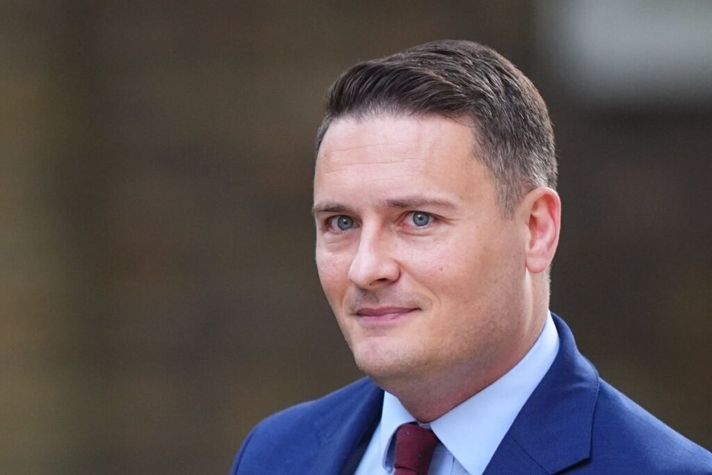 Streeting arrives at No 10 for crunch talks with Starmer as unions pull support