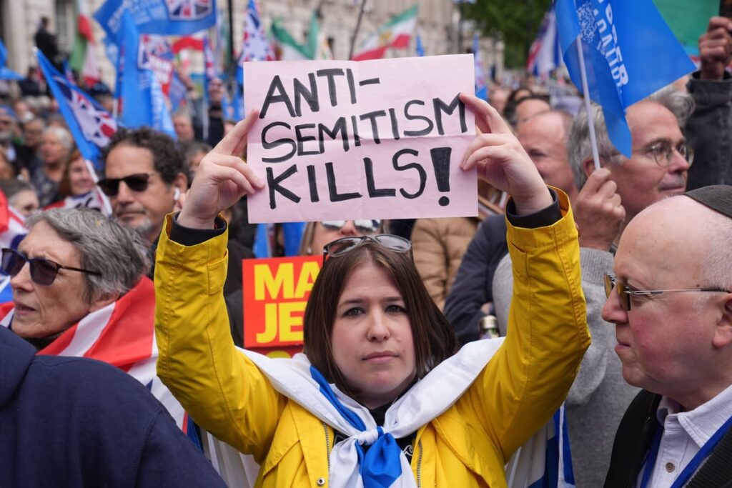 Cabinet minister jeered during rally to oppose antisemitism