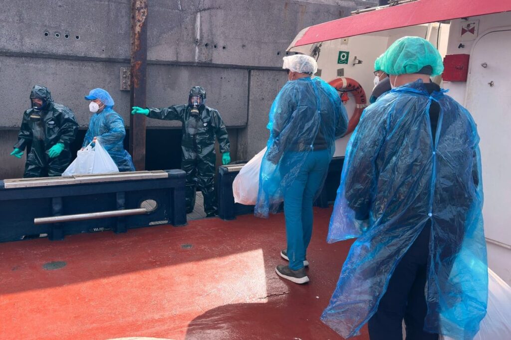 Passengers begin evacuating from hantavirus-hit cruise ship