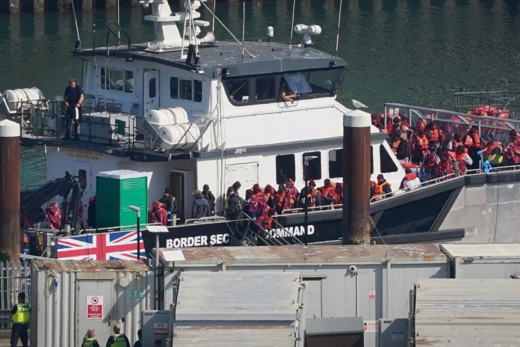 More than 1,000 migrants cross Channel amid hot weather