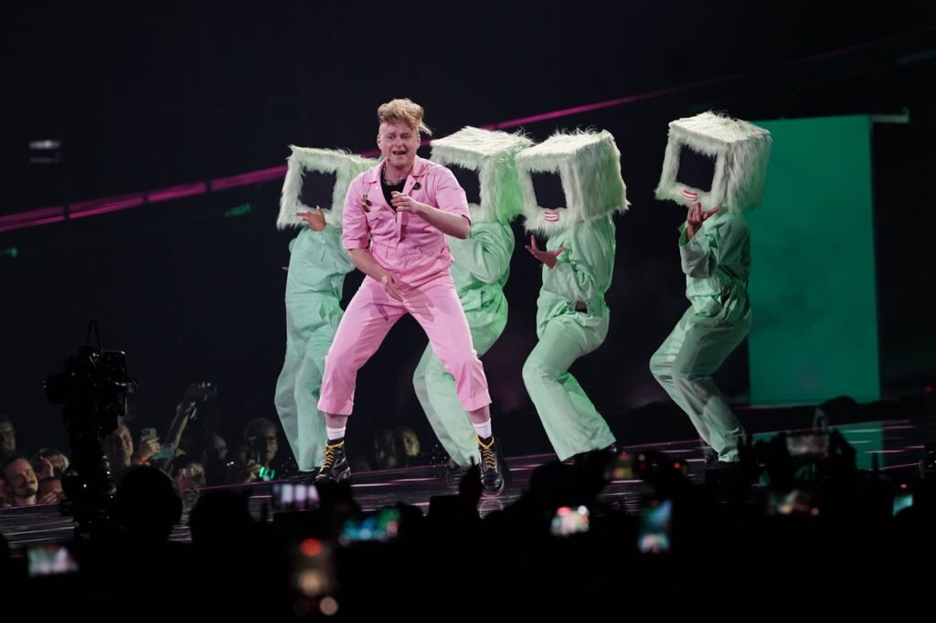 Look Mum No Computer performs with dancers in computer costumes