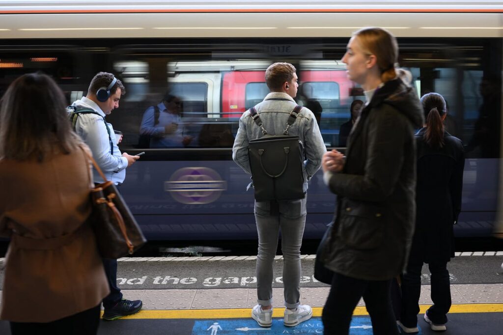 London travel LIVE: ‘Faulty train’ sparks Elizabeth line and Heathrow Express chaos amid Waterloo delays