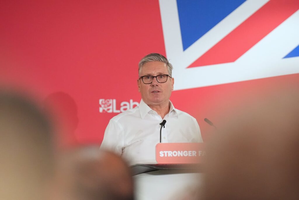 Government aides quit as scores of Labour MPs call for Starmer to resign