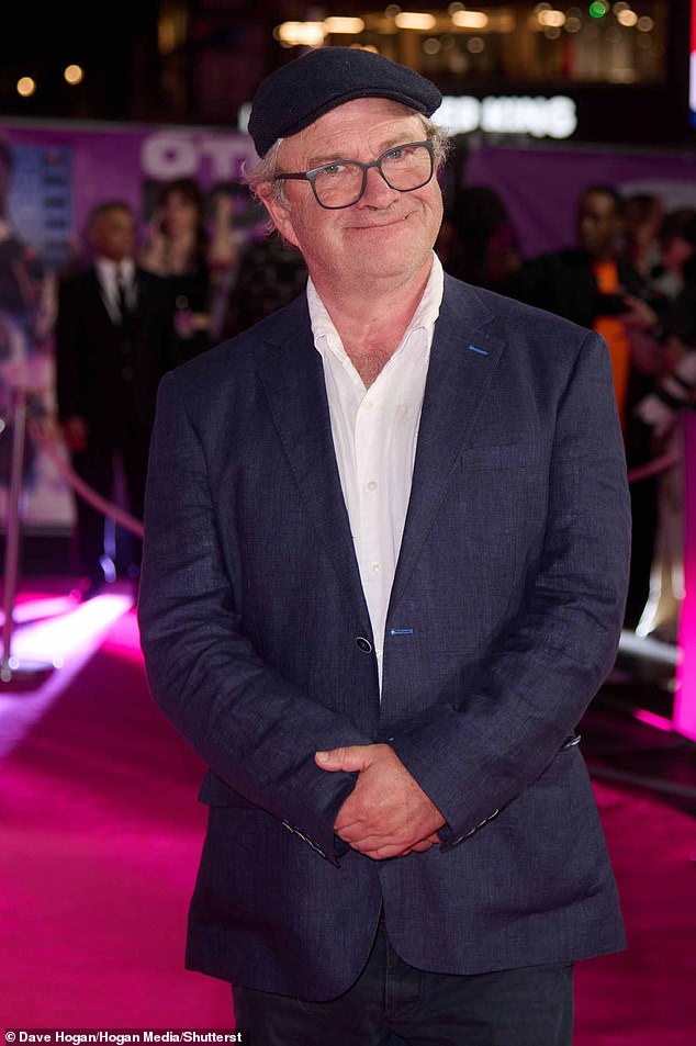 Harry Enfield has exostosis, better known as ¿surfer¿s ear¿, from cold-water swimming