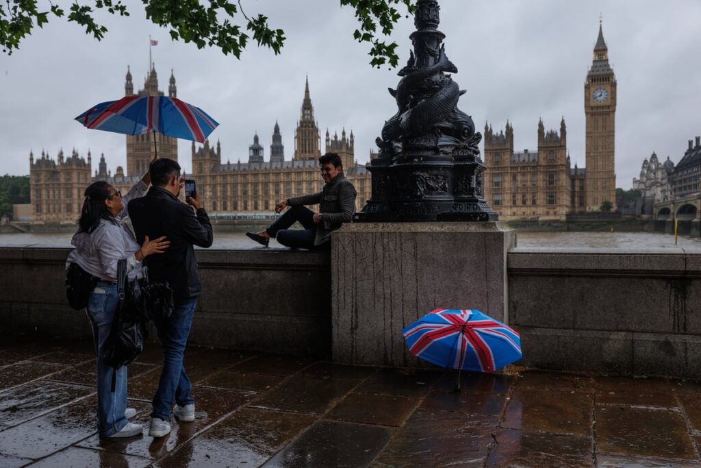 London set for week of wet weather before temperatures rise at weekend