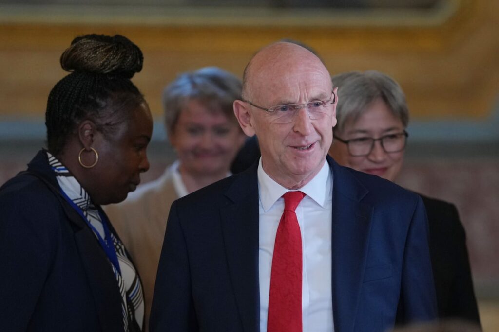Defence secretary quits over armed forces funding