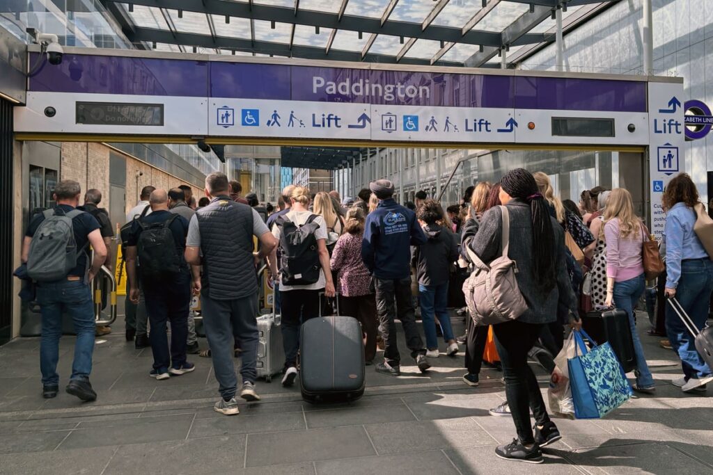 London travel news LIVE: Major disruption to Heathrow trains due to damaged overhead wires