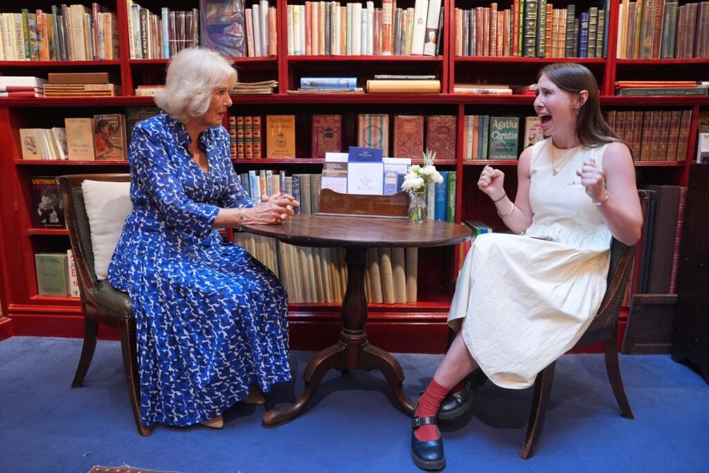 Queen tells booksellers ‘I hate sci-fi’