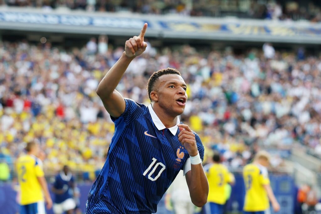 France 3-0 Sweden: Kylian Mbappe continues blistering form as Les Bleus cruise into World Cup last-16