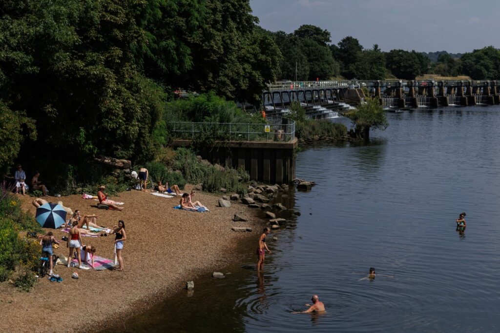 London weather LIVE: Heatwave exceeds forecasted temperatures and to hit ‘absolute peak’ today