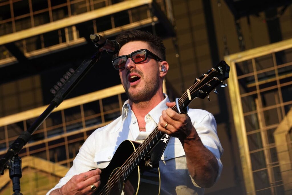 Shania Twain makes surprise appearance with Mumford and Sons in Hyde Park