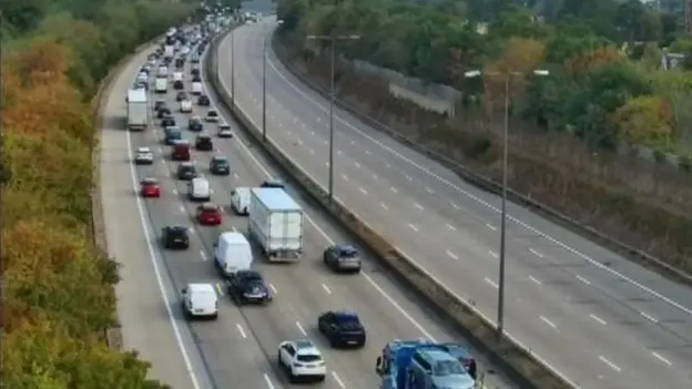 M25 crash LIVE: ‘Serious collision’ sparks motorway closure as police issue Heathrow and Gatwick travel warning